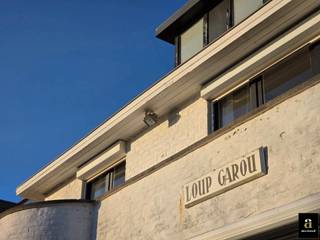 Uniek en zeldzaam. Villa “Loup Garnou” is een alleenstaande modernistisch villa (1937) en ligt letterlijk "les pieds dans l’eau" aan het Zegemeer...