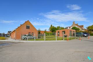 Deze <strong>te renoveren halfopen bebouwing</strong> met <strong>twee slaapkamers</strong> is vlot bereikbaar gelegen nabij het centrum en de Staatsbaan op een hoekperceel van 615 m². De bewoonbare oppervlakte bedraagt 123 m² (volgens EPC-attest). Indeling: leefruimte, keuken, badkamer, apart gastentoilet, kelder, berging en veranda. Op de eerste verdieping bevindt zich de nachthal, twee slaapkamers en zolderberging. Tuin, oprit en dubbele garage. Decentrale verwarming op aardgas | Hoofdzakelijk enkele beglazing (hout) | Rolluiken | Op heden verhuurd. Justine organiseert voor deze woning de bezoeken, mits het maken van een afspraak. www.bordes.be