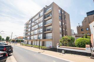 OPENDEURDAG: Zaterdag 19 juli van 10u-12u30. Bezoeken kan ook vooraf.Instapklaar appartement (76m²) met 2 slaapkamers en terras in Koksijde-Bad.Dit...