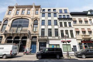 !!!Gelieve uw bezoekaanvraag per e-mail te sturen naar info@rochtusvastgoed.be, met vermelding van uw naam, gsm-nummer en het adres van het te bezoeken pand!!!<br /><br />Dit instapklare appartement is gelegen in de Breydelstraat te Antwerpen, op wandelafstand van de Meir, de Rooseveltplaats en het Centraal Station. Dankzij de uiterst centrale ligging bevinden winkels, openbaar vervoer, horeca en alle nodige voorzieningen zich in de onmiddellijke nabijheid.<br /><br />Het appartement bevindt zich op de tweede verdieping en verkeert in uitstekende staat van onderhoud en werd volledig gerenoveerd. Aan de voorzijde bevindt zich de lichtrijke leefruimte met open keuken. Dankzij de vele raampartijen geniet deze ruimte van een aangename natuurlijke lichtinval. De keuken is volledig geïnstalleerd en voorzien van een vaatwasmachine, wastafel met kraan, oven, koelkast en voldoende opbergkasten.<br /><br />De badkamer is modern ingericht met een inloopdouche, badkamermeubel, toilet en aansluiting voor de wasmachine.<br />Achteraan bevinden zich twee volwaardige slaapkamers, beide met toegang tot het terras. Dit terras vormt een absolute meerwaarde en biedt voldoende ruimte om aangenaam buiten te vertoeven.<br /><br />Verder beschikt het appartement over dubbele beglazing en werden de muren volledig geïsoleerd. Gas en elektriciteit zijn individueel. De gemeenschappelijke kosten bedragen €30 per maand voor het waterverbruik.<br /><br />Kortom, een volledig gerenoveerd en instapklaar appartement met twee slaapkamers en een uitzonderlijk ruim terras, gelegen op een toplocatie in het centrum van Antwerpen.