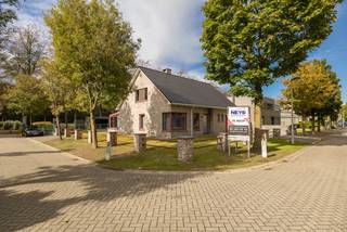 <p>Grote gezinswoning met 5 ruime slaapkamers en onderhoudsvriendelijke tuin in een kindvriendelijke woonwijk! De praktisch ingedeelde woning met veel bergruimte werd in 1996 kwalitatief gebouwd en bestaat uit o.a. een lichtrijke leefruimte met veranda, een geïnstalleerde keuken met eetgedeelte, een handige wasplaats, twee inpandige garages, een gelijkvloerse slaapkamer, een gelijkvloerse badkamer, vier slaapkamers op de verdieping en een omheinde tuin met groot bijgebouw! EPC B</p>