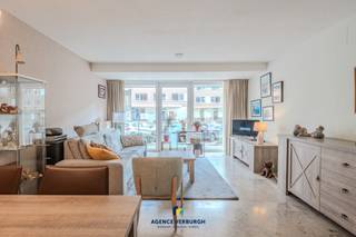 Op wandelafstand van de duinen en de zee, bevindt zich dit verzorgde gelijkvloers appartement met één slaapkamer. U geniet hier van een...