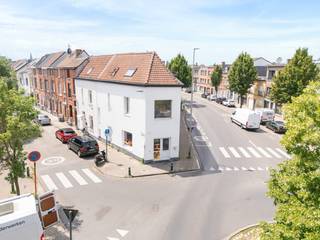 <p>Gelegen langs een drukke invalsweg naar Gent geniet dit pand van een uitstekende zichtbaarheid en een strategische commerciële ligging. </p><p>De combinatie van een handelsruimte op het gelijkvloers, een comfortabel 1 slaapkamer appartement en een gezellige studio maakt dit een bijzonder veelzijdig investeringspand met een aantrekkelijk rendement.</p><p>Het gebouw werd recent gerenoveerd en verkeert in een verzorgde staat, waardoor u als investeerder meteen kunt genieten van een zorgeloze aankoop zonder onmiddellijke renovatiekosten.</p><p>Een bijkomende troef is dat <strong>alle entiteiten momenteel verhuurd zijn aan betrouwbare en solvabele huurders</strong>, wat zorgt voor een onmiddellijke en stabiele huuropbrengst vanaf de dag van de notariële akte.</p><p>Dankzij de uitstekende bereikbaarheid, de sterke commerciële ligging en de blijvende vraag naar zowel handels- als woonruimte in Gent biedt dit pand niet alleen een interessant rendement vandaag, maar ook een aanzienlijk waardepotentieel op lange termijn!</p><p>U wenst dit pand te bezoeken ? U kan mij telefonisch contacteren op 0498 50 50 94 of mailen naar verkoop@vastgoeddevos.be</p>
