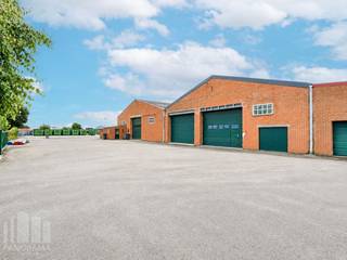 Functioneel magazijn met een oppervlakte van +/- 860 m² te huur. Uitermate goed gelegen langs de bedrijvige Staatsbaan (N35) met onmiddellijke verbinding naar de op- en afrit 9 Lichtervelde van de E403 (+/- 18 min).<br /><br />Het <strong>geïsoleerd magazijn</strong> is toegankelijk via 2 sectionale poorten met toegangsdeur. De loods heeft een vrije hoogte tussen +/- 4,45 m en 8,25 m en is voorzien van o.a. lichtstraten, betonvloer, elektriciteit 63A en water. Ruime parkeer- en manoeuvreerruimte voorzien op het verhard en omheind terrein (afgesloten met elektrische toegangspoort).<br /> <br />Onmiddellijk beschikbaar. <br /><br />Contacteer <strong>PANORAMA B2B</strong> voor meer inlichtingen, plannen of een vrijblijvend plaatbezoek <strong>050 300 800</strong>.