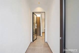 Prachtig gerenoveerde en energiezuinige woning met 3 slaapkamers en zonnige tuin in Meulebeke. Op zoek naar een instapklare woning waar modern comfort, energiezuinigheid en een kwalitatieve afwerking centraal staan? Dan is deze volledig gerenoveerde woning in de Achtste Linielaan 7 te Meulebeke absoluut het ontdekken waard! Bij het binnenkomen betreedt u de inkomhal, voorzien van een stijlvolle smeedijzeren tussendeur die uitgeeft op de lichtrijke leefruimte. De living vormt één mooi geheel met de eetplaats en de open, volledig ingerichte keuken, wat zorgt voor een aangename en gezellige leefruimte. Verder beschikt het gelijkvloers over een apart toilet en een handige wasplaats.Op de eerste verdieping bevinden zich twee volwaardige slaapkamers, een apart toilet en een prachtige badkamer met inloopdouche en dubbele lavabo. De tweede verdieping biedt nog extra mogelijkheden. Naast de technische ruimte is er een ruime polyvalente kamer die perfect kan worden ingericht als derde slaapkamer/masterbedroom, eventueel gecombineerd met een bureauruimte. Ook buiten heeft deze woning heel wat te bieden. De zonnige en onderhoudsvriendelijke tuin met terras vormt een aangename plek om te ontspannen en gezellig te genieten van het buitenleven.Op energetisch vlak scoort de woning bijzonder sterk dankzij onder meer zonnepanelen, een ventilatiesysteem D en warmtepompen. De woning beschikt over een EPC-label A en een conforme elektrische keuring, wat zorgt voor extra gemoedsrust. Bovendien werd de woning grondig en met oog voor hedendaags comfort gerenoveerd, waardoor u hier zonder grote werken of zorgen uw nieuwe thuis kunt maken.Kortom: een prachtig vernieuwde, energiezuinige en instapklare woning met drie slaapkamers, een onderhoudsvriendelijke tuin en hedendaags wooncomfort. Ideaal voor wie op zoek is naar een kwalitatieve gezinswoning zonder renovatiestress. Benieuwd naar deze topper in Meulebeke? Contacteer Property Vastgoed via 056 96 08 00 of info@property-vastgoed.be en plan vandaag nog uw bezoek!
