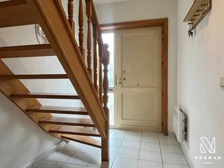 Instapklare woning met 3 slaapkamers in Harelbeke!Deze woning heeft op het gelijkvloers een ruime leefruimte, dit was vroeger een garage.Voorziening...