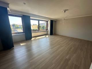 <p>Dit ruime en comfortabele appartement is gelegen op de 2de verdieping van een verzorgd gebouw en is zowel via de trap als met de lift bereikbaar. Dankzij de praktische indeling en drie slaapkamers is het appartement ideaal voor een gezin of voor wie graag over extra ruimte beschikt.<br /><br />Het appartement beschikt over een aangename leefruimte en een keuken die voorzien is van een vaatwasser, koelkast en keramische kookplaat. De badkamer is uitgerust met een douche/badcombinatie, badkamermeubel en dubbele wastafel. Daarnaast is er een afzonderlijk gastentoilet.<br /><br />Voor extra comfort is het appartement voorzien van centrale verwarming op gas en airconditioning. Verder beschikt de woning over een privékelderberging en een eigen autostaanplaats, wat zorgt voor extra praktische bergruimte en parkeergemak.<br /><br />De huurprijs bedraagt €750 per maand, aangevuld met €75 gemeenschappelijke kosten en een voorschot van €125 per maand voor water en gas.<br /><br />Een ruim en praktisch appartement met 3 slaapkamers, lift, autostaanplaats en kelderberging, dat alle nodige voorzieningen biedt voor comfortabel wonen.<br /><br />Beschikbaar vanaf 1/12/2026<br /><br />Heb je interesse? Vraag uw bezoek aan via onze website https://www.immovl.be/te-huur/list en druk op de knop '<strong>IK WENS EEN BEZOEK</strong>'.</p>