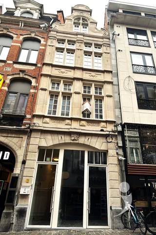 In de Kortestraat, de charmante verbinding tussen de Grote en de Oude Markt, bevindt zich deze volledig vernieuwde studio in de...