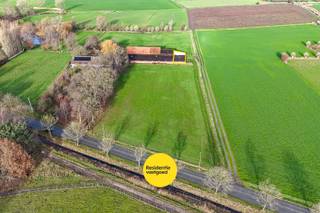 Praktische opslagruimte van 89,35 m² te huur te Ettelgem. De opslagruimte is onmiddellijk beschikbaar en bereikbaar via de weide. De toegang...