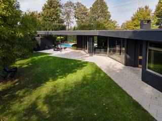 In een rustige omgeving in Lendelede bevindt zich deze uitzonderlijk goed onderhouden laagbouwwoning, gebouwd in 1972 naar het ontwerp van...