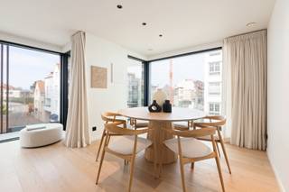 Te koop: uniek hoekappartement in Sint-Idesbald, op een centrale locatie nabij zee, duinen en openbaar vervoer. Dit appartement, gebouwd in 2023,...