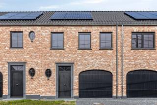 <p><span>Gesloten nieuwbouwwoning met 3 slpks en garage in Lede</span></p>
<p><span>Ben je op zoek naar een nieuwbouwwoning in Lede met veel ruimte en licht? Zoek niet verder!</span></p>
<p><span>Met 3 slaapkamers, een volledig geïnstalleerde keuken en zonnepanelen biedt deze woning alle comfort die je zoekt.</span></p>
<p><span>Indeling van de woning:</span></p>
<p><span>Gelijkvloers:</span></p>
<ul>
<li><span>Inkomhal</span></li>
<li><span>Apart gastentoilet</span></li>
<li><span>Ruime leefruimte met zit- en eetplaats</span></li>
<li><span>Open, volledig geïnstalleerde keuken</span></li>
<li><span>Berging/wasplaats</span></li>
<li><span>Garage met interne toegang</span></li>
</ul>
<p><span>Eerste verdieping:</span></p>
<ul>
<li><span>Nachthal</span></li>
<li><span>3 volwaardige slaapkamers</span></li>
<li><span>Badkamer met douche en ligbad</span></li>
<li><span>Apart toilet</span></li>
<li><span>Extra berging</span></li>
</ul>
<p><span>Tweede verdieping:</span></p>
<ul>
<li><span>Ruime zolder</span></li>
<li><span>Technische ruimte</span></li>
</ul>
<p><span>Troeven:</span></p>
<ul>
<li><span>Nieuwbouw (2026) </span></li>
<li><span>Energiezuinig met zonnepanelen (8 stuks) </span></li>
<li><span>Warmtepomp Lucht-Water</span></li>
<li><span>Bewoonbare oppervlakte van 172 m² </span></li>
<li><span>Perceel van 300 m² </span></li>
<li><span>Garage aanwezig (ca. 18,9 m²) </span></li>
</ul>
<p><span>Bekijk alle details en boek uw bezoek via deze link: https://albert.immo/project/7629985</span></p>