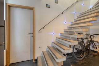 <p><span>GENT Unieke moderne woning met ruime garage op toplocatie aan de Kouter</span></p><p><span>In een rustige en charmante steeg vlakbij de iconische De Kouter bevindt zich deze uitzonderlijke moderne woning, gebouwd in 2010. Een unieke combinatie van comfortabel wonen, werken en opslag op een absolute toplocatie in het hart van Gent.</span></p><p><span>De woning beschikt over een royale en lichtrijke woon- en leefruimte met grote raampartijen die uitgeven op een groen en zonnig terras met uitstekende oriëntatie. Hier geniet u in alle rust van privacy en buitenruimte midden in de stad.</span></p><p><span>Verder omvat de woning:</span></p><ul><li><span>3 volwaardige en ruime slaapkamers </span></li><li><span>Moderne badkamer met comfortabele inloopdouche </span></li><li><span>2 ruime bergingen </span></li><li><span>Energiezuinige woning met gunstig EPC-label B </span></li></ul><p><span>Een absolute troef is de uitzonderlijk ruime garage/opslagplaats op het gelijkvloers, geschikt voor diverse doeleinden:</span></p><ul><li><span>plaats voor maar liefst 5 wagens </span></li><li><span>ruime fietsenberging </span></li><li><span>ideaal voor zelfstandigen, combinatie woon-werk, atelier of extra opslagruimte </span></li></ul><p><span>Dankzij de centrale ligging bevindt u zich op wandelafstand van winkels, restaurants, openbaar vervoer en alle troeven die het bruisende stadscentrum van Gent te bieden heeft.</span></p><p><span>Een unieke opportuniteit voor wie op zoek is naar ruimte, comfort en multifunctionaliteit op een absolute toplocatie.</span></p>