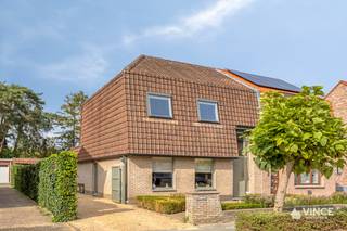 Deze goed onderhouden, lichtrijke en energievriendelijke woning van ca. 168m<sup>2</sup> (cfr EPC) is gelegen in een rustige straat, midden in het charmante Mariaburg in Brasschaat.<br /><br />Bij binnenkomst wordt u meteen verwelkomd door een aangenaam gevoel van ruimte.<br />De aangename leef- en eetkamer genieten van veel natuurlijk licht en worden sfeervol van elkaar gescheiden door een doorkijkhaard, ideaal voor gezellige winteravonden.<br /><br />De halfopen keuken staat in verbinding met de eetkamer en biedt bovendien rechtstreeks toegang tot het mooi aangelegde terras met vijver. Aansluitend bevindt zich de praktische bijkeuken, waar aansluitingen voorzien zijn voor wasmachine en droogkast.<br /><br />Op de bovenverdieping bevinden zich twee slaapkamers. De ruime master bedroom beschikt over een ensuite badkamer, uitgerust met een inloopdouche, dubbele lavabo en toilet.<br />De tweede, aangename slaapkamer heeft een draaitrap die toegang geeft tot een gezellige mezzanine. Deze extra ruimte biedt tal van mogelijkheden en kan bijvoorbeeld ingericht worden als bureau, hobbyruimte of extra slaapgelegenheid. Verder is er ook nog een bergruimte voorzien. Mits een kleine ingreep kan er binnen het bestaande volume een derde slaapkamer gemaakt worden. Mits verdere uitbouw zijn er nog vele andere mogelijkheden.<br /><br />Ook buiten heeft deze woning heel wat te bieden. Op het terras met mooi aangelegde vijver kunt u heerlijk genieten van de groene omgeving. De ruime, goed onderhouden tuin vormt bovendien een echte oase van rust en groen.<br />Daarnaast beschikt de woning over een garage met zijdeur en een ruime hobby- of opslagruimte (ca.28m<sup>2</sup>). Deze extra ruimte is ideaal voor de handige klusser, hobbyist of zelfstandige en biedt tal van mogelijkheden.<br /><br />Kortom, een veelzijdige woning met ruimte, licht en groen op een rustige en aantrekkelijke locatie.<br /><br />Wordt dit uw nieuwe thuis?<br />Neem vandaag nog contact met ons op voor een bezichtiging!