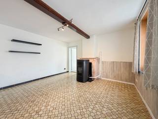 Veelbelovende STARTERSWONING met VERRASSEND VEEL RUIMTE en een STERKE RENOVATIEBASIS in Outrijve (Avelgem). Dankzij de CONFORME ELEKTRISCHE INSTALLATIE, HOOGRENDEMENTSBEGLAZING, BETONNEN GEWELVEN en het VERNIEUWDE DAK zijn belangrijke werken reeds uitgevoerd. Het gelijkvloers omvat een GEZELLIGE ZITHOEK, eetplaats, functionele keuken en RUIME BERGING. Verder beschikt de woning over TWEE TOILETTEN. Op de verdieping vindt u TWEE VOLWAARDIGE SLAAPKAMERS en een verzorgde badkamer. De GROTE ZOLDER zorgt voor extra opslagruimte én biedt POTENTIEEL VOOR TWEE BIJKOMENDE KAMERS. Een interessante TE RENOVEREN WONING voor starters of handige renovatoren die op zoek zijn naar RUIMTE, MOGELIJKHEDEN en een woning die ze volledig naar eigen smaak kunnen afwerken.<br /><br />Vroeger steeds <strong>VERHUURD </strong>à <strong>675 EUR</strong>/maand:<br />- Bruto rendement: 5,89%<br />- Netto Rendement: 4,91%<br /><br />Adres: Heestertstraat 1 te Outrijve (Avelgem)<br /><br />Renovatieplicht van toepassing; P-score: A, G-score: A; Bestuursmaatregelen in maatregelenregister: neen.