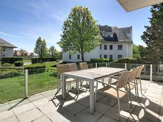 Dit magnifiek appartement met 2 slaapkamers en ruim terras, biedt een uitzonderlijk zicht op de idyllische vijver en het groen van de Warande. Het appartement beschikt over een ruime en zuidgerichte leefruimte met open keuken. Dankzij het beperkte aantal woongelegenheden is dit een uiterst rustige en charmante residentie om te verblijven. Tevens is er een gemeenschappelijke fietsenberging aanwezig in het gebouw. Indeling:- inkomhal- ruime leefruimte met zonneterrassen en prachtig zicht op de vijver- open keuken met eethoek- slaapkamer 1 - slaapkamer 2 - badkamer- gastentoilet- bergingTroeven:- zonnig en ruim terras- lichtrijk appartement- rustige ligging- prachtig open zicht op vijver en het domein- gemeenschappelijke fietsenberging- dichtbij zee en centrum- mogelijkheid tot bijhuren van een garagebox aan € 100,00/ per maandAlgemene onkosten: €70/maand.Onmiddellijk beschikbaar. Ben je geïnteresseerd in dit pand te huur in Middelkerke? Ga naar de website www.dewaele.com, klik op het pand dat je wenst te huren. Via de rode knop "vraag je bezoek aan" vragen we u kort een profiel in te vullen. Daarna nemen we contact op voor een bezoek. Telefonisch kunnen er geen afspraken gemaakt worden.