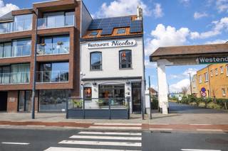 Op een hoeklocatie met grote visibiliteit in het centrum van Westende-dorp bevindt zich dit veelzijdige handelspand met woonst. Deze...