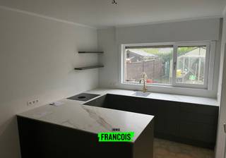 Deze ruime woning beschikt over drie slaapkamers, ideaal voor gezinnen of koppels die extra ruimte zoeken. Zowel de keuken als de badkamer zijn...