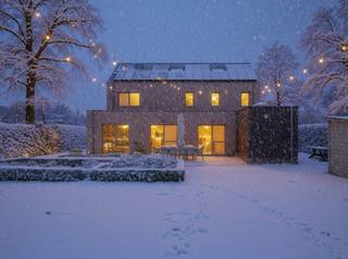 Moderne, vrijstaande woning op perceel van ca. 2.072 m² dicht bij het centrum van Tessenderlo, nabij supermarkt, winkels, openbaar vervoer,.. De woning is tegelijkertijd ook erg rustig gelegen, met natuurgebied aansluitend achteraan het perceel. De woning werd gebouwd in 2005. Ze omvat mooie open leefruimten, 6 slaapkamers, 2 badkamers, een bureauruimte, multifunctionele zolder, een dubbele inpandige garage en een groene tuin rondom.<br /><br />Gelijkvloers:<br />U betreedt de woning via de lichtrijke inkomhal met gastentoilet. De hal geeft toegang tot de zeer ruime en lichte woonruimte. Deze omvat een eethoek, zithoek en bureauruimte met hoog plafond dat ruimtelijk effect creëert. De bureauruimte zit verweven in de leefruimtes, afgescheiden door een muurtje. De bureau is vindingrijk verborgen in de inbouwkast. De keuken bevindt zich links langs de woonruimte en is voorzien van alle hedendaags comfort en gaskookplaat. Via de grote schuiframen in woonkamer en keuken kan u het zuid gerichte terras betreden. Na de keuken volgt de wasplaats met berging en inpandige garage met voldoende ruime voor 2 wagens. Vanuit de garage is er toegang tot de kelder. Gelijkvloers is er vervolgens ook een badkamer met douche en wastafel. <br /><br />Verdieping:<br />De trap biedt vanuit de inkomhal toegang tot de bovenverdieping. Hier treft u 4 ruime slaapkamers. Een badkamer voorzien van inloopdouche en dubbele lavabo. Verder nog een apart toilet op de nachthal. De zolder is te bereiken via een vaste trap. Deze ruimte kan multifunctioneel ingezet worden o.a. extra slaapkamer, bureau, speelruimte, hobbykamer… <br /><br />Tuin:<br />De tuin op het zuiden is volledig ingesloten en biedt privacy. Tuinberging en tuinhuis aanwezig. Op het zonneterras met vijver aan de woonruimte/keuken is het zalig genieten tijdens de tussenseizoenen en de zomer. De tuin is prachtig aangelegd, voorzien van verschillende perkjes. Het perceel sluit aan op achterliggend natuurgebied. <br /><br />Bijzonderheden:<br />- Rustige natuurligging nabij het centrum<br />- Rolluiken<br />- 24 zonnepanelen met certificaten <br />- Regenwaterput, aangesloten op toiletten, wasmachine en buitenkraantjes <br />- Ruime kelder<br />- Zuid georiënteerd <br />- Grote zolderruimte met vaste trap