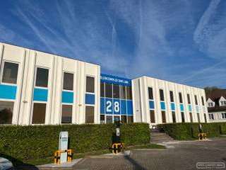 Ben je op zoek naar een kantoorruimte te huur in Waregem met een uitstekende zichtbaarheid en een professionele uitstraling? Deze...