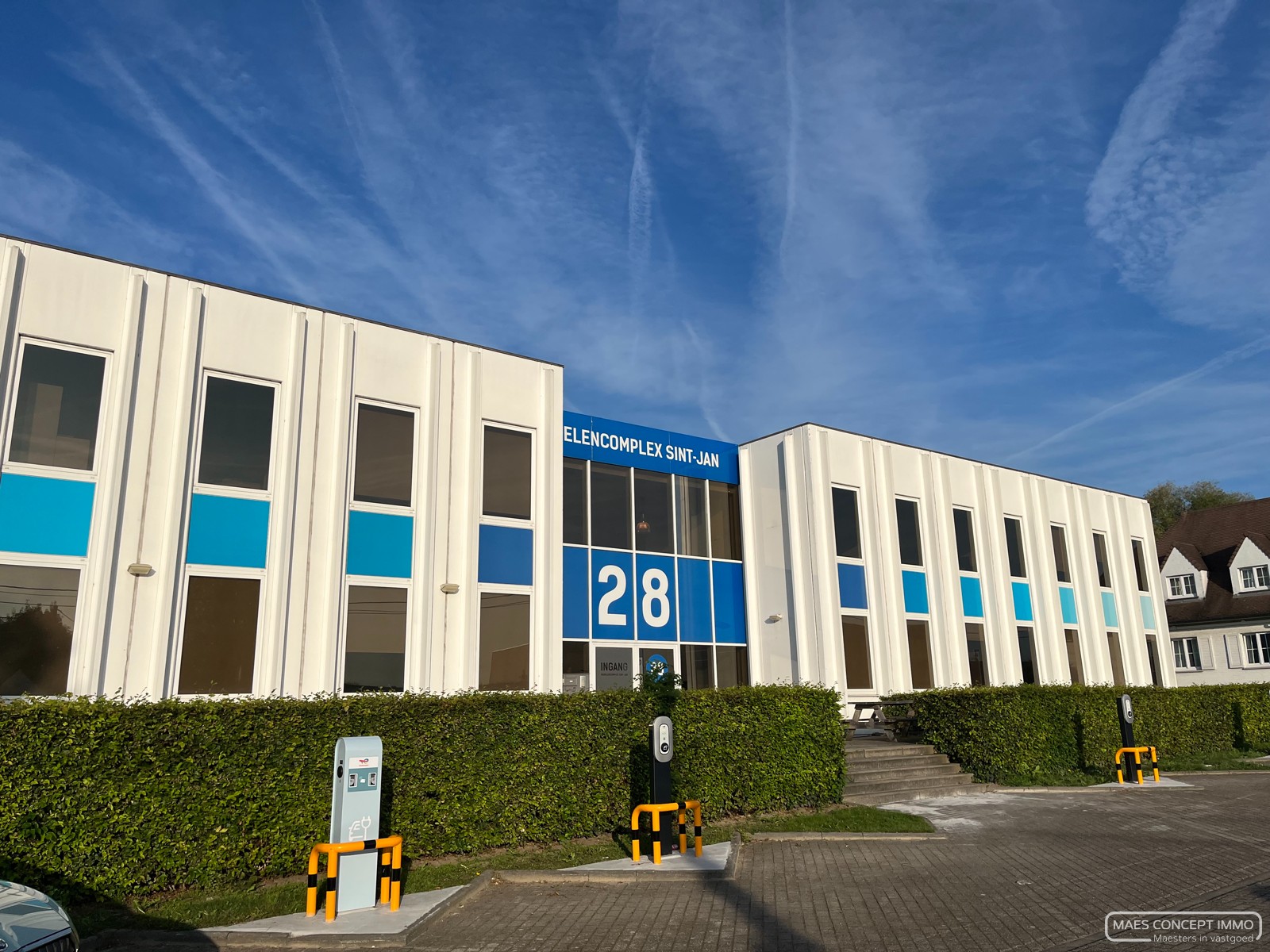 Kantoorruimte te huur in Waregem – klassevol, volledig uitgerust en op toplocatie - photo 1