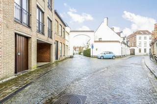 Above-ground garage for sale in the center of Bruges, asking price: €42,500. The garage is located in a closed parking complex, accessible via Colettijnenstraat, near Katelijnestraat.<br /><br />Features:<br />- Dimensions: +/- 4.50m x 2.55m (depending on the box)<br />- Clear garage complex<br />- Located on the edge of the center of Bruges<br /><br />Are you looking for a garage for sale in Bruges? Contact us for an informal visit.