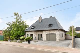 Bienvenue dans cette villa moderne prête à emménager (1995) de 243m² (garage exclus), située sur un terrain de 851m² à Zemst. Cette maison...