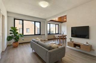 TE KOOP - Bent u op zoek naar een instapklaar appartement in het centrum van Borsbeek te kopen? Dan hebben wij dit appartement met garage en zonder gemeenschappelijke delen in de aanbieding! De centrale ligging in Borsbeek zorgt ervoor dat winkels, scholen en openbaar vervoer op wandelafstand liggen. Bovendien geniet u van een uitstekende bereikbaarheid richting Antwerpen en de belangrijke invalswegen. De indeling van dit appartement te koop in Borsbeek is als volgt:- Woonkamer: Lichtrijke leefruimte met voldoende plaats voor een zit- en eethoek.- Keuken: Een functionerende keuken geplaatst in 2016.- Badkamer: Uitgerust met een ligbad en een wastafelmeubel.- Slaapkamer 1: Ruime hoofdslaapkamer.- Slaapkamer 2: Volwaardige tweede kamer, ideaal als kinder- of logeerkamer.- Slaapkamer 3: Extra kamer die ook perfect kan dienen als bureau of hobbyruimte.- Kelder: Grote privékelder voor extra opslagruimte.- Garage: ruime privatieve garage Bijzonderheden: - Elektriciteit conform - Geen gemeenschappelijke kosten - Asbestveilig Ben jij geïnteresseerd in dit vastgoed te koop in Borsbeek? Aarzel dan niet om ons te contacteren. Het Dewaele vastgoedkantoor van Deurne aan de Turnhoutsebaan staat graag tot uw dienst. Had u graag een gratis schatting van uw eigendom? bel ons voor een vrijblijvend gesprek op 03/666.66.66 of mail naar deurne@dewaele.comStedenbouwkundige inlichtingen: in aanvraag