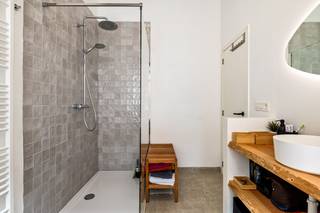 Op zoek naar een fijne woning met karakter in een levendige en opkomende buurt van Antwerpen? Dan is dit huis in Antwerpen-Noord zeker een bezoek waard.<br /><br />Achter deze charmante gevel treffen we een aangename leefruimte met veel lichtinval, die mooi doorloopt naar de keuken achteraan. De keuken is volledig uitgerust met onder andere een vaatwasser, inductiekookplaat, dampkap en spoelbak alles wat je nodig hebt om comfortabel te koken. Handig is ook de weggewerkte wasruimte en het aparte toilet op het gelijkvloers.<br /><br />Via de tussenverdieping heb je toegang tot het terras, een leuke plek om even tot rust te komen of gezellig buiten te zitten.<br /><br />Op de eerste verdieping vind je een ruime slaapkamer en een verzorgde badkamer met inloopdouche, lavabo, toilet en handdoekdroger.<br /><br />De tweede verdieping biedt nog twee extra slaapkamers, ideaal als kinderkamers, bureau of logeerkamer.<br /><br />De woning werd volledig gerenoveerd in 2022, waardoor je hier zonder zorgen meteen kan intrekken.<br /><br />pluspunten: <br /><br />- Karaktervolle gevel<br />- Volledig gerenoveerd in 2022<br />- Instapklaar<br />- 3 slaapkamers<br />- Gezellig terras<br />- Moderne keuken en badkamer<br /><br />Interesse in deze instapklare woning? Contacteer ons via 03 337 50 70 of info@vbvastgoed.be voor meer info of een afspraak.