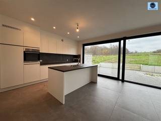 NIEUWBOUWWONING MET 4 SLAAPKAMERS EN GARAGE. Vraagprijs : 429.000 euro Deze imposante kwalitatieve woning is gelegen in Onkerzele, nabij openbaar...