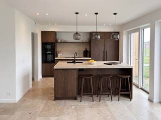 Deze <strong>exclusieve villa</strong> is gelegen in een recente en bijzonder rustige verkaveling, op slechts enkele minuten van het bruisende centrum van Roeselare.<br />Met een perceeloppervlakte van <strong>553 m²</strong> en een bewoonbare oppervlakte van <strong>157 m²</strong> vormt dit het <strong>pronkstuk van de ontwikkeling</strong>.<br />Het zuidgerichte perceel geniet van zonlicht van ’s morgens tot ’s avonds. Bovendien beschikt het over een oprit, carport en afgewerkte buitenberging.<br /><br /><strong>Indeling</strong><br /><strong>Gelijkvloers</strong>
<ul>
<li>Inkomhal met gastentoilet en vestiaire</li>
<li>Ruime leefruimte met veel lichtinval en zicht op de tuin</li>
<li>Open keuken met kookeiland, luxueus afgewerkt en uitgerust met oven, microgolf, koelkast, dampkap, inductiekookplaat, spoelbak en vaatwasser</li>
<li>Aansluitende berging met wasplaats</li>
</ul>
<strong>Eerste verdieping</strong>
<ul>
<li>Nachthal</li>
<li>3 ruime slaapkamers</li>
<li>Extra berging en apart toilet</li>
<li>Badkamer met inloopdouche, ligbad en dubbel lavabomeubel</li>
</ul>
<br /><strong>Energie & comfort</strong><br />Deze woning is gebouwd met oog voor duurzaamheid en energie-efficiëntie:
<ul>
<li><strong>Zonnepanelen</strong></li>
<li><strong>Warmtepomp </strong>met vloerverwarming</li>
<li><strong>Hoogrendementsbeglazing </strong>van topkwaliteit</li>
<li>E-peil <strong>E10</strong> → <u>5 jaar vrijstelling van onroerende voorheffing!</u></li>
</ul>
<strong>Tuin:</strong> de tuinaanleg is met AI gecreëerd en is niet inbegrepen in de vermelde verkoopprijs.<br /><br /><strong>Ligging</strong><br />De locatie is ideaal: op enkele minuten van het centrum van Roeselare, met een vlotte verbinding naar de Ring en de E403. Scholen, sportfaciliteiten, bakkerij, slager, Carrefour en het stadscentrum zijn gemakkelijk bereikbaar, ook met de fiets.<br /><br />Bij verdere interesse, aarzel dan niet ons te contacteren op <strong>info@dicasa.be</strong> of <strong>051/201.400</strong>