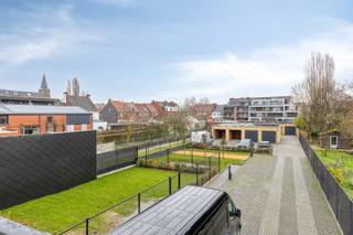 <span><span><strong>- Individuele garages te koop in nieuwbouwproject 'Scarpato' in centrum Kortemark -</strong><br /><br />De naam <strong>'Scarpato' </strong>is een<strong> </strong>samenvoeging<strong> </strong>van het Italiaanse 'Scarpa' en het Spaanse 'Zapato' wat beiden 'schoen' betekent. Hiermee verwijzen we naar de vroegere bekende schoenwinkel "Supeene" die op deze centrale locatie was gevestigd. De realisatie is ontwikkeld door FI2BUILD die zich als bouwheer profileert als bijzonder klantgericht, vernieuwend en beschikt over een duidelijke visie wat betreft toekomstgericht wonen. De residentie bevindt zich op wandelafstand van de markt van Kortemark alsook op een boogscheut van het station gelegen. Tevens treft men tal van kwalitatieve handelszaken aan in de buurt. <br /><br />'Scarpato' beschikt over<strong> 13 garages</strong> (groot en standaard afmetingen mogelijk - voorzien van automatische sectionaalpoort) - Vraag naar extra info bij ons op kantoor.<br /><br />Bij de ontwikkeling werd door de bouwheer een bijzondere aandacht besteed aan kwalitatieve en duurzame materialen in combinatie met een unieke en karaktervolle architectuur (architectenbureau Vanhoorn-Maeckelbergh) passend bij deze locatie. <br /><br /><strong><u>Bijzondere troeven:</u></strong></span></span>
<ul>
<li><span><span>Kleinschalige residentie, lage gemeenschappelijke kosten; </span></span></li>
<li><span><span>Rustige ligging doch dicht bij het centrum;</span></span></li>
<li><span><span>Karaktervolle en unieke architectuur;</span></span></li>
<li><span><span>Op het terrrein van de residentie zullen oplaadpunten aanwezig zijn voor het laden <strong>van elektrische wagens.</strong> </span></span></li>
<li><span><span>...</span></span></li>
</ul>
<span><span>Kom langs op kantoor en ontvang een <strong>unieke verkoopbrochure</strong> van Residentie Scarpato.<br /><br />Bent u op zoek naar een garage voor eigen gebruik of als investering?<br />Kom dan snel even langs bij ons op kantoor voor meer uitleg! <strong>Contacteer ons via 051 50 11 51.</strong> </span></span><br /><span><span><em>Opleveringsdatum na te vragen bij ons op kantoor en in functie van voorverkoop. </em></span></span>