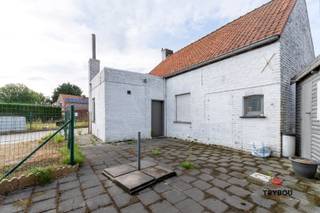 Te renoveren, knusse woning in het centrum van Jonkershove.De woning bestaat uit:Gelijkvloers: ruime lichtrijke leefruimte met zit- en eethoek -...
