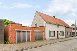À VENDRE : Propriété avec beaucoup de potentiel au centre de Wielsbeke !Cette propriété est située sur un vaste terrain de 806 m² au centre de...
