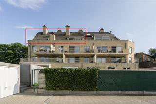 <h3><span>Luxueus dakappartement met 2 slaapkamers, terras en garagebox (+ € 29.000)</span></h3><h3><span>Dit instapklaar dakappartement verwelkomt je met een prachtige, lichtrijke leefruimte waar comfort en kwaliteit centraal staan. De open keuken sluit hier perfect op aan en is afgewerkt met hoogwaardige materialen. Ze is volledig uitgerust met een keramische kookplaat, vaatwasser, oven, dampkap, microgolfoven en beschikt bovendien over extra bergruimte waar je de koelkast met vriesvak kan teugvinden. Vanuit de leefruimte heb je directe toegang tot het aangename terras, waar je kan genieten van een mooi groen uitzicht en absolute rust.</span></h3><p><span>Het appartement telt twee volwaardige slaapkamers en een inloopdressing. De stijlvolle badkamer is volledig ingericht en beschikt over zowel een bad als een inloopdouche, aangevuld met een modern lavabomeubel. Verder is er een praktische berging voorzien voor wasmachine en droogkast, 1 gastentoilet, een vestiaire evenals een uitzonderlijk grote bergzolder die zorgt voor extra opbergmogelijkheden.</span></p><p><span>De ligging is een absolute troef: op wandelafstand van het recreatiedomein De Schorre, ideaal voor ontspanning, sport en natuur. Zeer goede aansluiting met invalswegen en A12, kortbij winkels en scholen.</span></p><p><span>Tot slot hoort er bij het appartement een garagebox, die verplicht mee aan te kopen is voor € 29.000.</span></p><p><span> Er is een gemeenschappelijke fietsenberging en een grote gemeenschappelijke tuin en een lift. </span></p><p><span> </span></p>