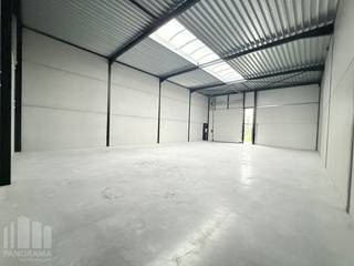 Op zoek naar een bedrijfsruimte waarin u meteen kan starten? Bedrijvenpark "Stuyf" biedt 32 instapklare KMO-units te koop, met oppervlaktes van 170 m² tot 240 m², samenvoegbaar tot 1.145 m².<br /><br />Door volgend <strong>afwerkingspakket </strong>kan u meteen aan de slag:<br />- 4 lichtpunten<br />- sectionale poort<br />- waterkraan<br />- keuring water &amp; elektriciteit<br />- 2 stopcontacten<br /><br />De bedrijfsruimtes (brandklasse B) hebben een vrije hoogte van +/- 6 m en zijn opgebouwd uit een staalconstructie in combinatie met een betonplint en geïsoleerde sandwichpanelen. De loodsen zijn toegankelijk via een automatische sectionale poort met aparte toegangsdeur en glaspartij. Elke unit is uitgerust met een lichtstraat voor extra natuurlijke lichtinval.<br />Deze duurzame bedrijfsgebouwen zijn geschikt voor zowel opslag als productie en bieden een ideale omgeving om te ondernemen. Per magazijn zijn minstens twee privatieve parkeerplaatsen voorzien.<br />Strategisch gelegen langs de Stuivenbergstraat, met vlotte verbinding naar de E403 – een uitstekende uitvalsbasis voor de hele regio.<br /><br /><strong>Onmiddellijk beschikbaar</strong>.<br /><br />Contacteer <strong>PANORAMA B2B</strong> voor bijkomende (technische) inlichtingen, plannen of een vrijblijvend plaatsbezoek <strong>050 300 800</strong>.