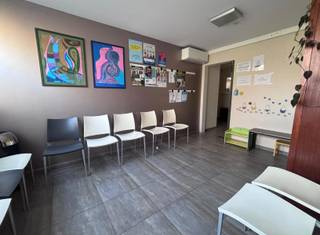 Instapklaar praktijk-/kantoorpand in het centrum van Tielt.Dit functioneel ingedeelde pand is ideaal voor een paramedische praktijk, vrij beroep of...