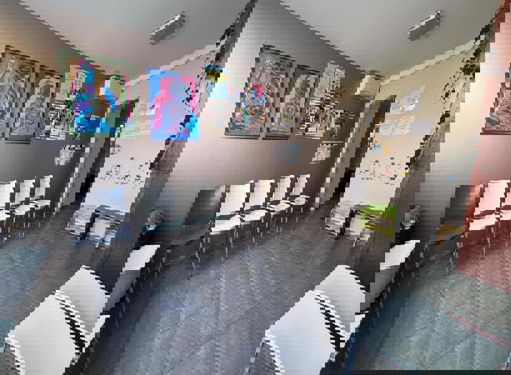 Instapklaar praktijk-/kantoorpand in het centrum van Tielt. - foto 3