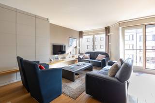 <strong>Knokke: Instapklaar 2-slaapkamerappartement te koop met zuidgericht terras op 3 min wandelen van de zeedijk in Knokke. </strong><br /><br />Op zoek naar een instapklaar appartement op een gunstige ligging in Knokke? Dit verzorgde appartement, gelegen in de Taborastraat 4, biedt een aangename woonomgeving en vormt de ideale opportuniteit voor wie op zoek is naar een eigen stek aan de kust, een tweede verblijf of een interessante investering.<br /><br /><strong>Indeling: </strong><br />Inkomhal, gastentoilet, lichtrijke en aangename leefruimte, volledig uitgeruste keuken, 2 volwaardige slaapkamers met inbouwkasten, badkamer met ligbad en dubbele lavabo, zuidgericht terras.<br /><br /><strong>Troeven: </strong>
<ul><li>Instapklaar appartement.</li><li>Praktische en aangename indeling.</li><li>Toplocatie vlakbij Vanbunnenplein en Rubensplein.</li><li>Zonnig terras.</li><li>Privatieve kelder en gemeenschappelijke fietsenberging. </li></ul>
Meer informatie? Contacteer Ayita op 0496 13 43 12 of via ayita@eraservimo.be.
