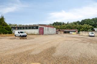 Deze bedrijfshal van ca. 900 m², aangevuld met ca. 100 m² afgesloten kantoorruimte, biedt een uitstekende uitvalsbasis voor verschillende professionele activiteiten.<br /><br />De ruimte is onder meer geschikt en toegelaten voor schrijnwerkerij, waardoor dit pand bijzonder interessant is voor schrijnwerkers en andere ambachtelijke ondernemingen. De ruime hal biedt voldoende mogelijkheden voor zowel productie als opslag van materialen en goederen.<br /><br />De bedrijfsruimte is vlot toegankelijk via een sectionaalpoort en beschikt over sanitair. Daarnaast zijn er ruime parkeermogelijkheden op het terrein. Het pand beschikt over een zonnepaneleninstallatie, wat een interessante troef vormt met het oog op het energieverbruik. Er bestaat bovendien de mogelijkheid om extra buitenterrein bij te huren.<br /><br />Dankzij de ligging aan de Woudstraat in Genk geniet het pand van een goede bereikbaarheid en vormt het een interessante locatie voor ondernemers die hun activiteiten willen centraliseren.<br /><br />Interesse in deze bedrijfslocatie? Contacteer +32 470 85 30 84 voor meer informatie of plan vandaag nog een bezoek ter plaatse.