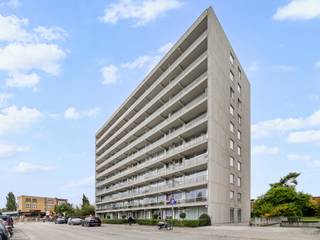 Dit centraal gelegen appartement nabij het Rivierenhof heeft 2 slaapkamers ( 13,5m² - 16m²) en een mooi terras (8,5m²) aan de voorkant van het appartement<br /><br />Via de inkom met vestiairekast komen we in de ruime living (33m²) met een schuifraam naar het terras.<br /><br />De keuken is uitgerust met kasten, een dubbele spoelbak, een dampkap, een oven en een ceramische kookplaat.<br /><br />De badkamer bestaat uit een ligbad en een lavabo, is half-betegeld en er is een aansluiting voor de wasmachine.<br /><br />Er is een aparte wc.<br /><br />De slaapkamers zijn achteraan gelegen en er is tevens een videofoon in de hal voorzien.<br /><br />Het appartement heeft een zeer gunstig EPC ( 150 kWh/m² jaar = LABEL B)<br /><br />Bij het appartement is ook een privatieve kelder inbegrepen.<br /><br />stedenbouwkundig uittreksel is in aanvraag.<br /><br />Voor meer info of een bezoek ter plaatse kan u vrijblijvend contact opnemen met Philip op het nr.: 0476/999.029 of philip@reds.be.