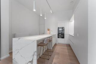 Ontdek Villa Cezanne, een project waarbij luxe en design samenkomen zonder in te boeten aan comfort. Dit high-end appartement is gelegen op de eerste verdieping en straalt werkelijk klasse uit. Bij het betreden springt onmiddellijk het maatwerk in combinatie met het witte marmer in het oog. Dit marmer keert dan ook terug in het ganse appartement. De woonkamer geniet van enorm veel lichtinval met als absolute eyecatcher de authentieke en goed bewaarde schouw die klasse uitstraalt. De marmeren keuken is hyper-uitgerust en beschikt over alle toestellen. Aansluitend aan de keuken vinden we de berging terug. De hall is voorzien van schitterend ingemaakte kasten en hier bevindt zich eveneens de technische ruimte . De 2 slaapkamers geven achteraan het appartement uit. De ene slaapkamer is voorzien van bureau in combinatie met een mezzanine zodat de ruimtes optimaal benut worden. De grote slaapkamer geeft eveneens uit op het terras zodat u telkens wakker wordt met uitzicht op het groendak. Het appartement beschikt over de modernste technieken en materialen, zo is er een ventilatiesysteem D aanwezig. Er is geen lift aanwezig waardoor de gemeenschappelijke kosten miniem zijn. Bent u op zoek naar een schitterend appartement op een absolute toplocatie? Zoek dan niet verder! Verkoop onder BTW-stelsel, verkoop onder registratie eveneens mogelijk!