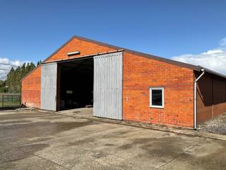 Gunstig gelegen loods/opslagruimte met een oppervlakte van 306 m² ,Toegang via een dubbele schuifpoort. De loods is onmiddellijk...