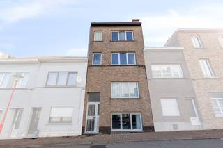 Deze ruime en veelzijdige woning is gelegen in de Brouwerijstraat 33 te Strombeek en biedt dankzij haar interessante indeling tal van mogelijkheden. Met 4 slaapkamers, 2 badkamers, een tuin en parkeergelegenheid voor 2 wagens is dit een ideale woning voor gezinnen of voor wie op zoek is naar voldoende ruimte.<br /><br />Op het gelijkvloers bevindt zich een aangename woonkamer, een keuken, een badkamer en toegang tot de tuin, een absolute troef voor wie graag over een buitenruimte beschikt.<br /><br />De eerste verdieping omvat twee slaapkamers. <br /><br />Op de tweede verdieping vinden we opnieuw een keuken en woonkamer, wat de woning bijzonder interessant maakt voor bijvoorbeeld een groot gezin, kangoeroewonen.<br /><br />De derde verdieping beschikt over nog twee slaapkamers en een tweede badkamer. Bovenaan is er bovendien nog een zolder, die extra bergruimte biedt.<br /><br />Achteraan het perceel is er parkeergelegenheid voor twee wagens, wat in deze omgeving een mooie meerwaarde is.<br /><br />De woning beschikt over een EPC-label D, waardoor er geen renovatieverplichting geldt. Dankzij de ruime indeling en de verschillende leefruimtes biedt deze woning heel wat mogelijkheden om ze volledig naar eigen wensen en behoeften in te richten.<br /><br />Interesse? Neem dan contact op met ons om een bezoek in te plannen!<br /><br />Bestuursmaatregelen in het maatregelenregister: nee