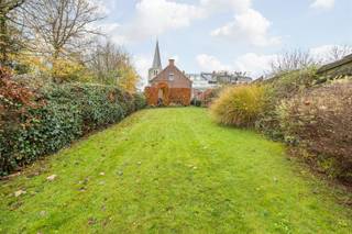 <p><span>Welkom in dit stukje erfgoed op onze Heistse Berg! Een perfecte plek voor wie zoekt naar comfort en gezelligheid in een rustige buurt. </span></p><p><span> </span></p><p><span>Dit huis charmeert met een traditionele gevel met elegante vensters en luiken, die getuigen van een degelijke bouwkwaliteit. </span></p><p><span>De woonkamer is een knus vertrek met grote ramen die volop daglicht binnen laten en een groen uitzicht bieden. Een stijlvolle haard zorgt voor warmte en gezelligheid op koude dagen. </span></p><p><span> </span></p><p><span>De keuken is functioneel ingericht met voldoende opbergruimte en moderne apparatuur. </span></p><p><span> </span></p><p><span>De twee slaapkamers bevinden zich op de verdieping en zijn comfortabel en lichtrijk, elk met hun eigen karakter. </span></p><p><span>Een derde slaapkamers is eventueel mogelijk, mits herindeling van de ruimtes boven. </span></p><p><span> </span></p><p><span>De badkamer is functioneel en uitgerust met een douche, wastafel en toilet. De wasplaats geeft dan weer toegang tot de tuin. </span></p><p><span> </span></p><p><span>De tuin is ruim en een waar paradijs voor liefhebbers van tuinieren en buitenactiviteiten. Het groene gazon en de goed onderhouden borders creëren een serene atmosfeer, perfect voor ontspanning en bijeenkomsten. Het terras biedt een gezellige plek om van de buitenlucht te genieten.</span></p><p><span> </span></p><p><span>De garage is bereikbaar via de Landekenstraat. Deze biedt veilige berging voor uw voertuig of andere spullen.</span></p><p><span> </span></p><p><span>Gebouwen met erfgoedwaarde zijn vrijgesteld van de renovatieplicht, hetgeen hier van toepassing is. </span></p><p><span> </span></p><p><span>Deze woning in het gezellige Heist-op-den-Berg is een uitnodigende keuze voor zij die een warme en gastvrije thuis zoeken!</span></p><p><span>Interesse? Contacteer ons op 0479/01.01.01.</span></p>