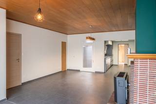 Deze hoekwoning in Wachtebeke maakt deel uit van een gebouw dat werd opgedeeld in twee afzonderlijke woningen. De woning beschikt over een eigen inkom op het gelijkvloers en biedt een praktische indeling met aangename leefruimtes. Via de ruime inkom kom je in de lichtrijke leefruimte met plaats voor zowel een gezellige zithoek als een eetgedeelte. Aansluitend bevindt zich de gerenoveerde en volledig ingerichte keuken en ruimte voor een eethoek. De badkamer is eveneens ingericht en voorzien van een douche en toilet. Op de verdieping bevinden zich drie ruime en lichtrijke slaapkamers, waardoor er voldoende plaats is voor een gezin, een bureau of hobbyruimte. Dankzij de combinatie van drie slaapkamers, een ruime leefruimte en een vernieuwde keuken is deze woning ideaal voor wie op zoek is naar een betaalbare en praktische woonst met voldoende ruimte, voor een gezin dat graag over meerdere slaapkamers beschikt of voor wie wonen en thuiswerken comfortabel wil combineren. Bezoekdag: 10/10: Inschrijven via mail naar tommy@immo-home.be, geen telefonische inschrijvingen! Volg ons op Fb en Insta. Voor meer info: www.immo-home.be. GRATIS SCHATTING &amp; GRATIS FINANCIEEL ADVIES