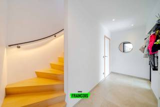 Deze recente woning (bouwjaar 2022) combineert modern comfort met energiezuinige technieken en is rustig gelegen in een doodlopende straat in Klerken.<br /><br />Bij het betreden van de woning kom je in een ruime inkomhal die leidt naar de lichtrijke, open leefruimte. Dankzij de grote raampartijen geniet je hier van een aangename natuurlijke lichtinval. De volledig uitgeruste keuken biedt alle hedendaags comfort en sluit naadloos aan op de leefruimte. Op het gelijkvloers bevinden zich bovendien een praktische berging en een inpandige garage.<br /><br />Op de verdieping zijn er drie volwaardige slaapkamers en een stijlvolle badkamer.<br /><br />De woning is uitgerust met vloerverwarming én passieve koeling, zowel beneden als boven, aangestuurd door een energiezuinige lucht/water warmtepomp. Deze installatie voorziet eveneens in het sanitair warm water, waardoor één efficiënt systeem meerdere functies combineert.<br /><br />Verder beschikt de woning over een ventilatiesysteem type D, een regenwaterput van 15.000 liter met modulerende pomp, en een geavanceerd filtersysteem met koolstoffilter en UV-lamp. De 20 zonnepanelen (380 Wp per paneel), zuidoost georiënteerd, zijn aangesloten op een hybride omvormer die voorbereid is op batterijopslag.<br /><br />Qua afwerking werd gekozen voor onderhoudsvriendelijke keramische vloeren (60x60 cm) doorheen de volledige woning. De ramen en deuren zijn uitgevoerd in PVC met driedubbele beglazing (met een aluminium schuifraam), en alle opengaande ramen zijn voorzien van draai-kipsystemen én vliegenramen.<br /><br />Tot slot is de woning uitgerust met een videofoon die via een app bediend kan worden, en zijn alle slaapkamers voorzien van aansluitingen voor internet en distributie.<br /><br />Kortom, een instapklare, energiezuinige woning met alle hedendaags comfort op een rustige topligging.<br /><br />