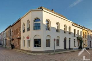 Recent gerenoveerde hoekwoning nabij het centrum van Lier, op wandelafstand van winkels, scholen en openbaar vervoer, en de groene long rond Lier...