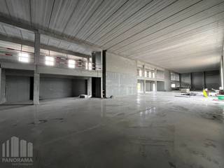 Uitstekend gelegen magazijnruimte van 533 m² te huur in Destelbergen. De site bevindt zich op een toplocatie, vlak naast de <strong>R4 </strong>op- en afrit Destelbergen en op slechts 2 km van de <strong>E17</strong>. Met directe verbinding naar de E17 &amp; E40 geniet de loods van een vlotte bereikbaarheid richting Gent, Antwerpen, Brussel en omliggende steden.<br /><br />De loods betreft 386 m² op het gelijkvloers en is voorzien van een <strong>7 meter vrije hoogte</strong>, één automatische sectionale poort en een polybetonvloer. Bovendien is er nog een <strong>mezzanine </strong>aanwezig van 147 m², ideaal als extra opslag of als kantoor/showroom. Sanitaire voorziening is aanwezig in het magazijn. Tevens zijn er <strong>4 parkeerplaatsen</strong> inbegrepen.<br /><br /><strong>Beschikbaar vanaf 01/12/2026!</strong><br /><br />Contacteer <strong>PANORAMA B2B</strong> voor bijkomende (technische) inlichtingen, plannen of een vrijblijvend plaatsbezoek via <strong>0477 06 30 30</strong>.