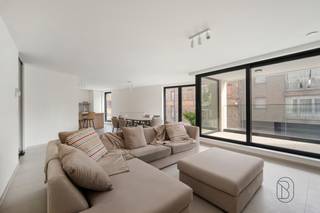 Op de hoek van de Kortrijkstraat en de Harelbeekstraat, vind je residentie Sint-Amandus: een prachtig nieuwbouwproject met 23 appartementen en 2 handelsruimtes. - Reeds 50% verkocht! - Dankzij de centrale ligging vlak bij de markt geniet je hier van alle voorzieningen binnen handbereik – van bakker en slager tot gezellige eetgelegenheden en winkels.<br /><br />De appartementen zijn ruim, licht en afgewerkt met duurzame kwaliteitsmaterialen. Grote raampartijen zorgen voor overvloedig daglicht en geven uit op een prachtige, groene binnentuin. De zonnige terrassen (tot wel 36 m²) bieden een heerlijke plek om te ontspannen met zicht op deze oase van rust.<br /><br /><br />Enkele sterke troeven:<br />- afwerking volledig naar eigen smaak en voorkeur<br />- energiezuinig en duurzaam<br />- mogelijkheid tot aankoop van een ondergrondse autostaanplaats met laadpunt<br />- winkels en faciliteiten op wandelafstand<br />- prachtige binnentuin als groene long<br /><br />✨ Bovendien kan je bij aankoop van dit appartement genieten van het verlaagde btw-tarief van 6% – een unieke kans om betaalbaar te investeren in kwalitatief wonen!<br /><br />Reserveer nu één van de laatste plaatsen:<br />📞 Guido – 0475 70 36 19